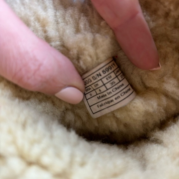 UGG Women’s Tan Bailey Ankle boot w/button Sheepskin size: 5 - Picture 9 of 11